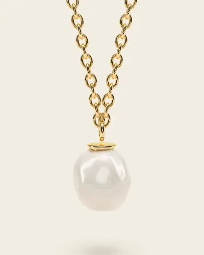 Drosia Pearl Pendant: a single freshwater pearl hanging from a chain under a small metal cap, in gold-plated 925 silver, on an ivory background.