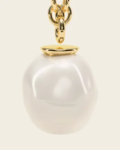 Drosia Pearl Pendant, gold-plated 925 silver. Close-up of the pearl, its soft lustre and slightly uneven shape, under its small cap.