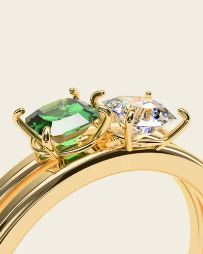 Mazi Two-Stone Ring, gold-plated 925 silver. Close-up of the two square stones side by side, each in four claws, on the split band.