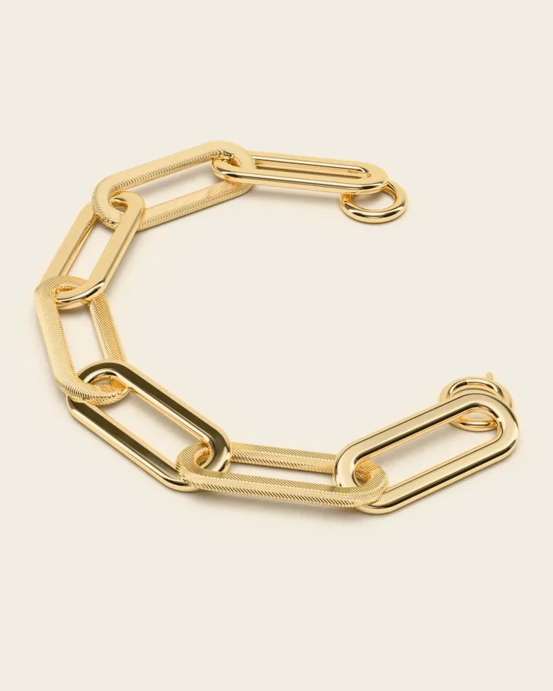 Plexouda Paperclip Bracelet, gold-plated 925 silver. Close-up of the links, smooth and finely fluted in turn, and the clasp.