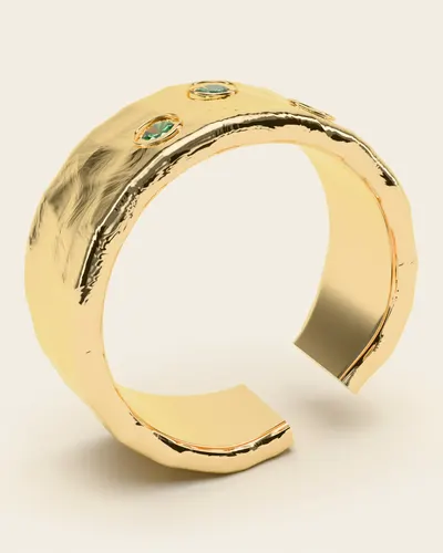 Vryo Hammered Ring, gold-plated 925 silver. Close-up of the open ring: the bark-like surface, the gap and the small green stones.