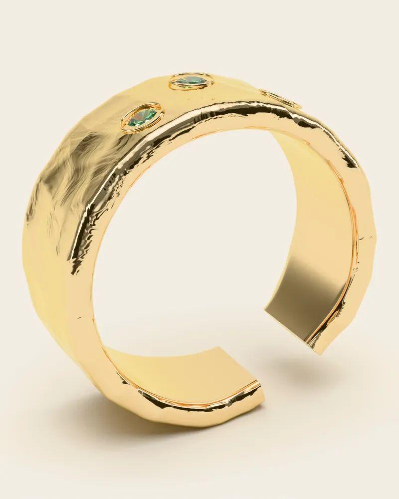Vryo Hammered Ring, gold-plated 925 silver. Close-up of the open ring: the bark-like surface, the gap and the small green stones.