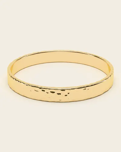 Petra Hammered Bangle, gold-plated 925 silver. Side view of the bangle: the hammered surface catches the light in small flashes.