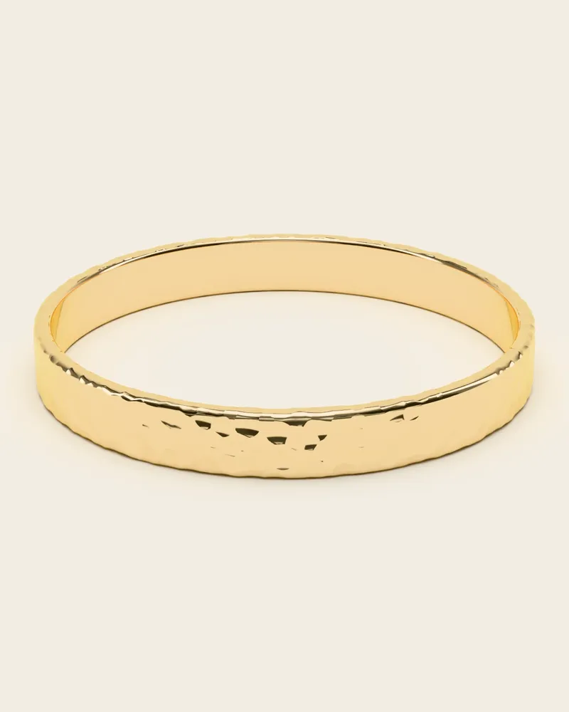 Petra Hammered Bangle, gold-plated 925 silver. Side view of the bangle: the hammered surface catches the light in small flashes.